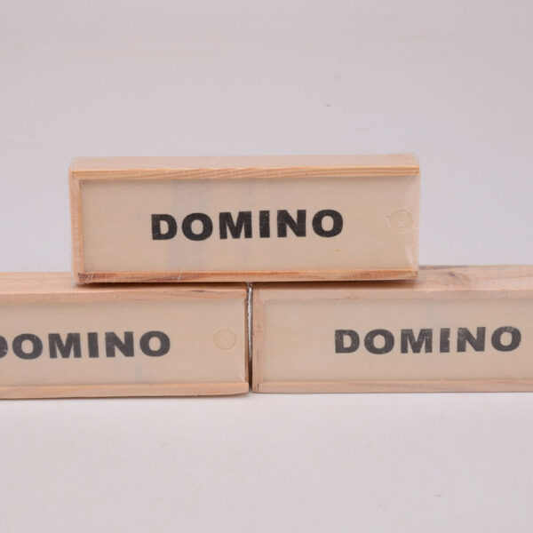 Domino in houten kistje